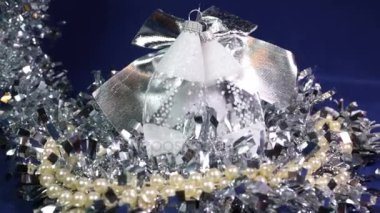 Yeni yıl topları ve şerit mavi bir arka plan üzerinde