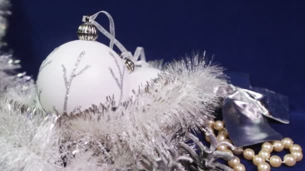 Bolas de Año Nuevo y cinta sobre un fondo azul — Vídeo de stock