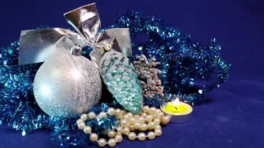 Yeni yıl topları ve şerit mavi bir arka plan üzerinde