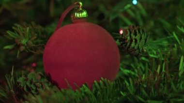 Yeni yıl top bir Noel ağacı dekore edilmiş çelenk arka planı