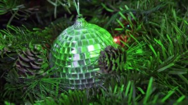 Yeni yıl top bir Noel ağacı dekore edilmiş çelenk arka planı