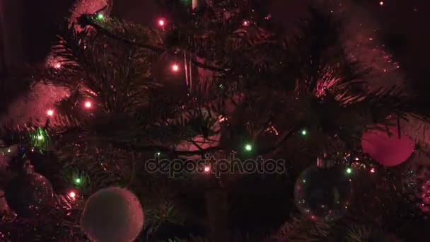 Palla di anno nuovo sullo sfondo della ghirlanda decorata di un albero di Natale — Video Stock