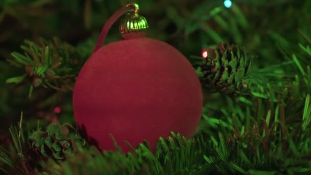 Bola de Ano Novo contra o fundo da grinalda decorada de uma árvore de Natal — Vídeo de Stock