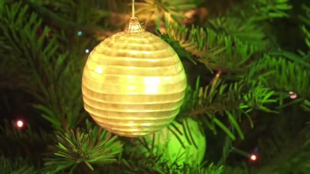 Новогодний бал на фоне украшенной гирлянды новогодней елки — стоковое видео