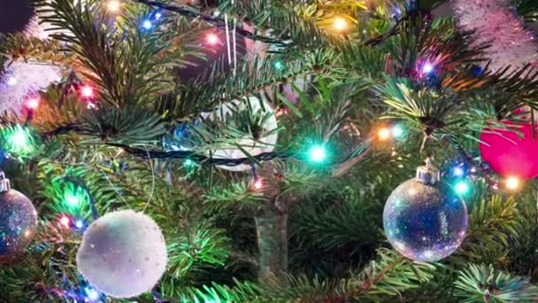 Új év labdákat a karácsonyfa — Stock videók