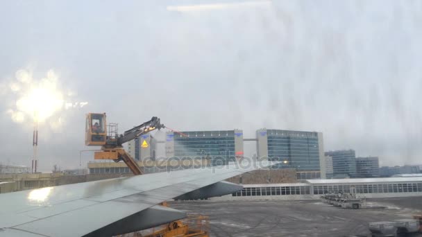 St. Petersburg, 26 januari: Bearbetning av en flygel på planet mot glasyr på Pulkovo flygplats, på januari 26, 2014 i St. Petersburg, Ryssland — Stockvideo