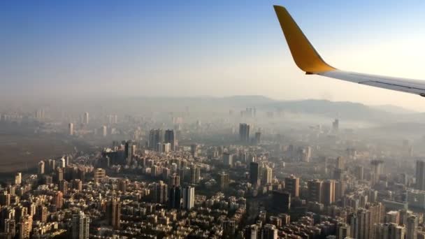 Αεροφωτογραφία του ουρανοξύστες σε μια ομίχλη του κινητήρα αεροπλάνο — Αρχείο Βίντεο