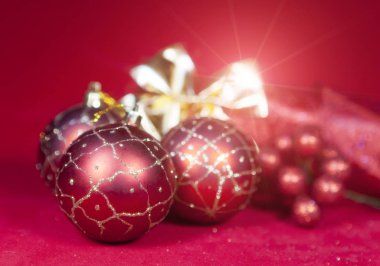 Yeni yıl kompozisyon kırmızı arka plan - top ve şerit üzerinde