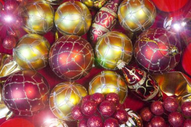 Yeni yıl kompozisyon kırmızı arka plan - top ve şerit üzerinde