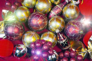 Yeni yıl kompozisyon kırmızı arka plan - top ve şerit üzerinde