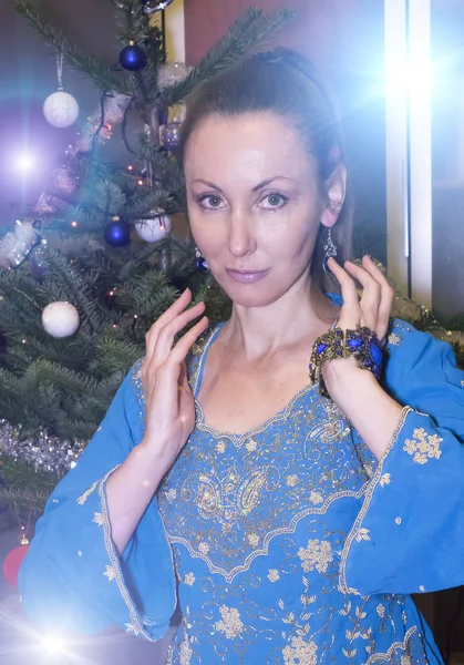 El retrato de la mujer joven feliz contra el árbol de Año Nuevo — Foto de Stock