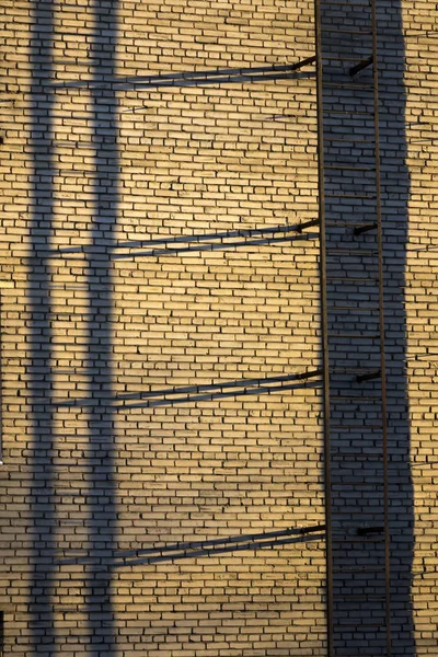 Scala antincendio su un muro del mattone edificio a più piani — Foto Stock