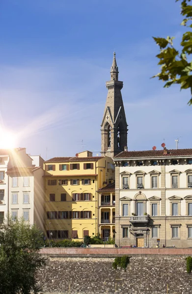 Włochy. We Florencji. Antyczny budynek na nabrzeże rzeki Arno — Zdjęcie stockowe