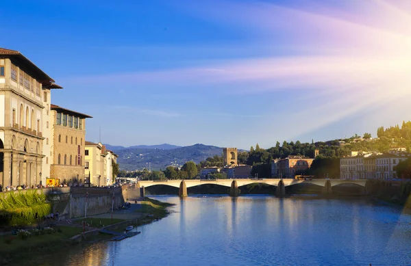 View Floransa. arno Nehri üzerinde köprü — Stok fotoğraf