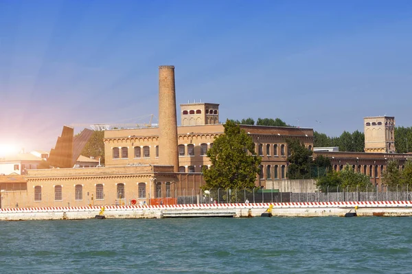 Venedik, İtalya. Kanal kıyısında antik endüstriyel binalar. — Stok fotoğraf