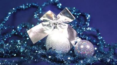 Yeni yıl topları ve şerit mavi bir arka plan üzerinde