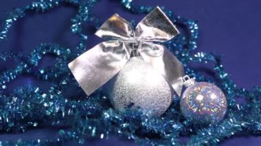 Yeni yıl topları ve şerit mavi bir arka plan üzerinde