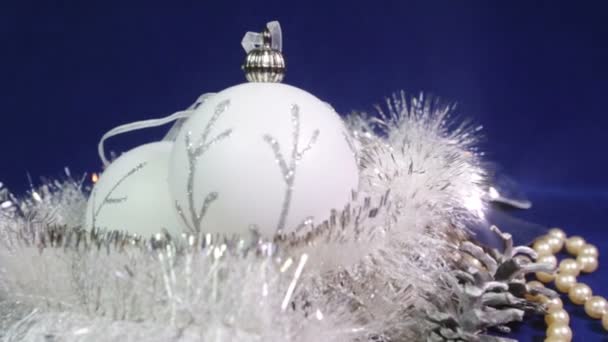 Yeni yıl topları ve şerit mavi bir arka plan üzerinde — Stok video