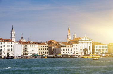 Venedik. İtalya. Parlak antik yapıların karaya Canal Grande