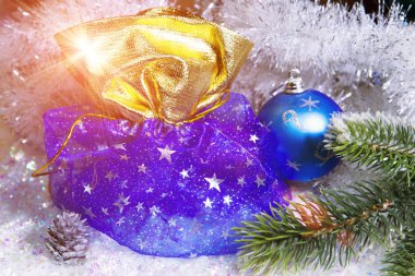 Kar bir arka plan üzerinde Yılbaşı topu