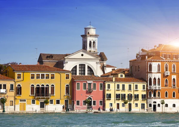 Venedig. Italien. helle alte Häuser. Canal grande — Stockfoto