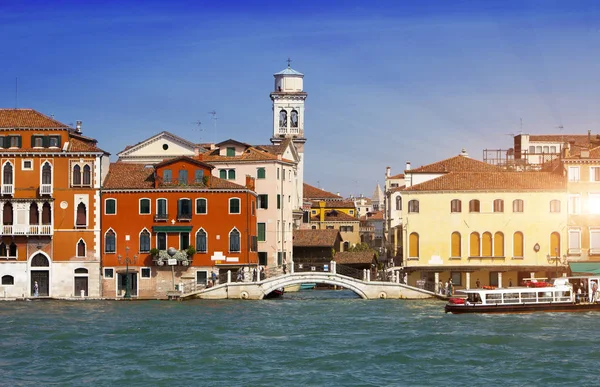 Venezia. Italia. Luminose case antiche. Canal Grande — Foto Stock