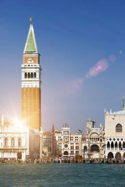 Bell toren van St. Mark's Basiliek en het hertogelijk paleis, Venetië, Italië — Stockfoto