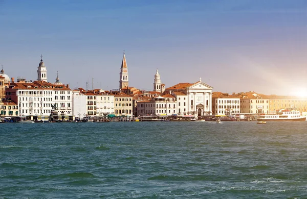 威尼斯。意大利。明亮的古民居。大运河 — 图库照片