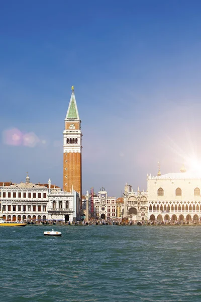 Bell tower of Bazilika svatého Marka a The Dóžecí palác, Benátky, Itálie — Stock fotografie