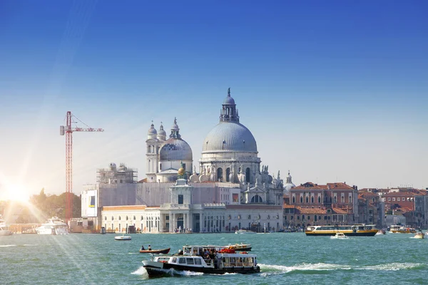 Grand Canal mit Booten und Basilika Santa Maria della Salute, Venedig, Italien — Stockfoto