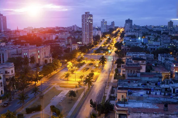 Cuba. Noche en La Habana. La vista superior de la avenida Presidentes — Foto de Stock