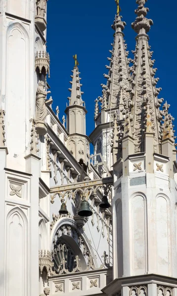 Chiesa ortodossa di Sant'Alessandro Nevskij (cappella gotica) nel parco di Alessandria, frammento. Periferia di San Pietroburgo, Russia — Foto Stock