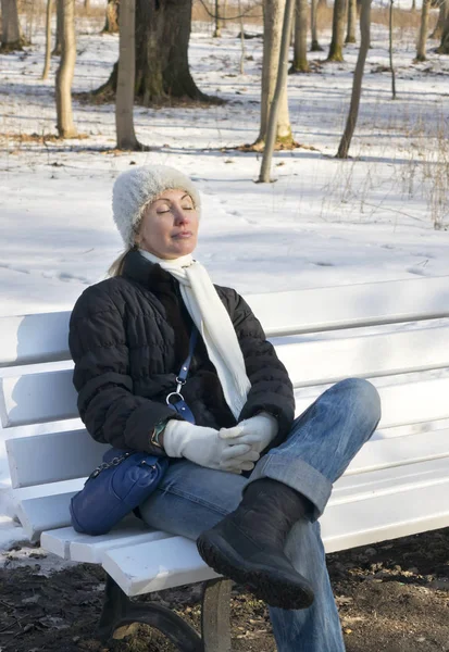 아름 다운 젊은 여자 겨울 공원에 벤치에 나머지는 — 스톡 사진