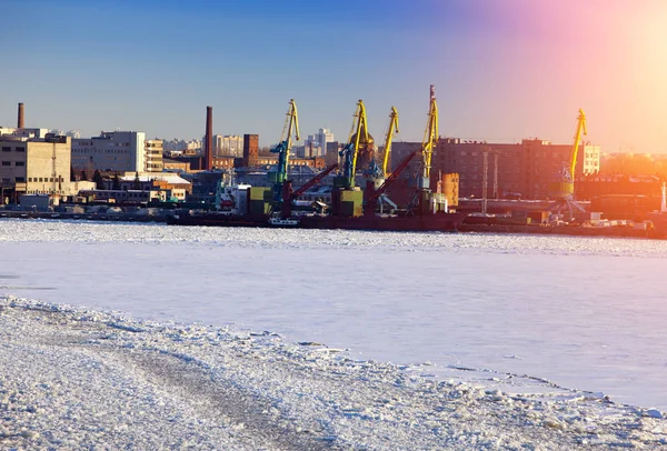 St. Petersburg. Přístavu. Russia.View z Finského zálivu pokryté ledem — Stock fotografie