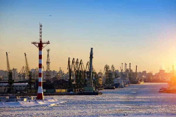 St. Petersburg. Přístavu. Russia.View z Finského zálivu pokryté ledem — Stock fotografie