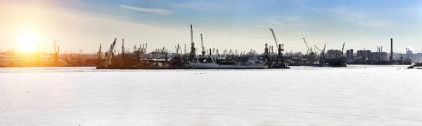 St. Petersburg. Seehafen. Russland.Blick vom Finnischen Meerbusen aus mit Eis bedeckt. Panorama. — Stockfoto