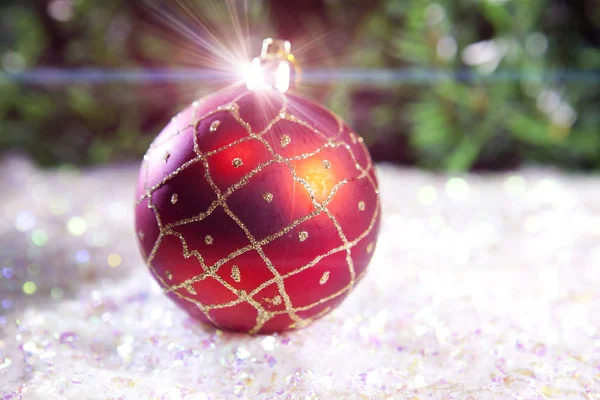 Neujahrsball vor einem Hintergrund aus Schnee — Stockfoto
