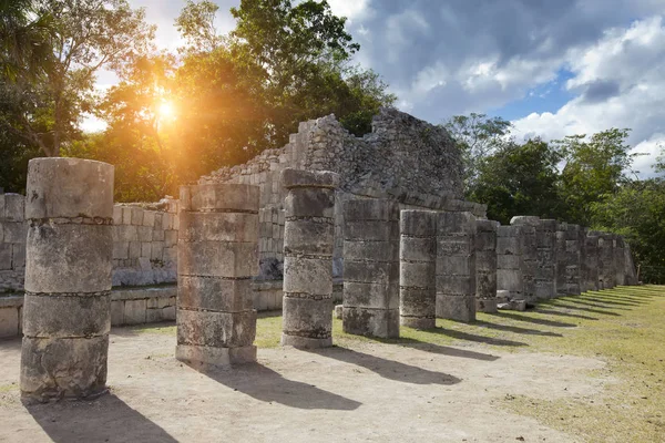 千の柱 - メキシコ チチェン ・ イツァで列のホール — ストック写真