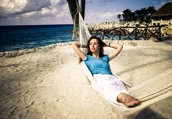 Donna in amaca sullo sfondo dell'oceano e del cielo — Foto Stock