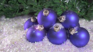 Yeni yıl topları kar bir Noel köknar ağacı arka planı üzerinde yalan