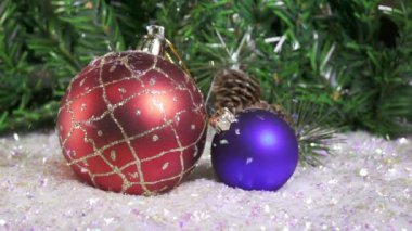 Yeni yıl topları kar bir Noel köknar ağacı arka planı üzerinde yalan