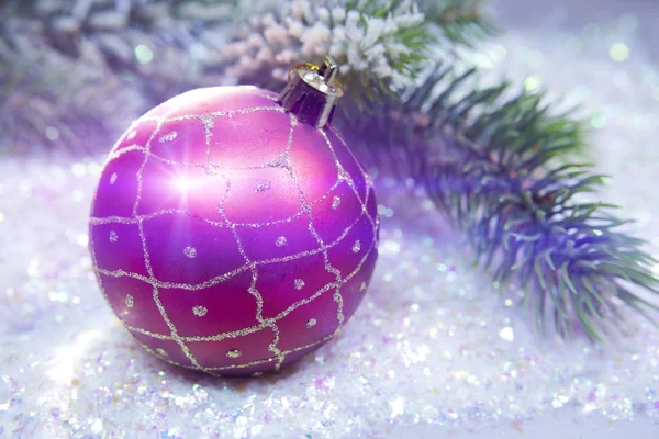 New Year's bollen på en bakgrund av snö — Stockfoto