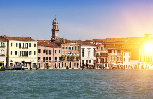 Venise. Italie. Bâtiments anciens lumineux à terre Canal Grande — Photo