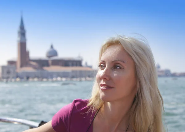 Ritratto della giovane donna sul Canal Grande e campanile di sfondo della Basilica. Venezia, Italia — Foto Stock