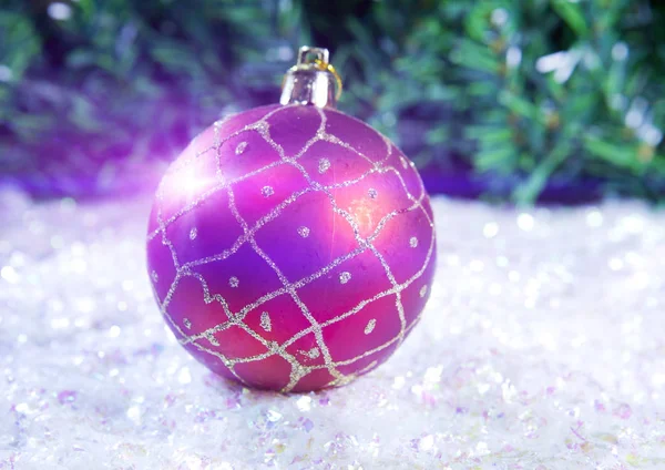A bola de Ano Novo em um contexto de neve decorativa — Fotografia de Stock