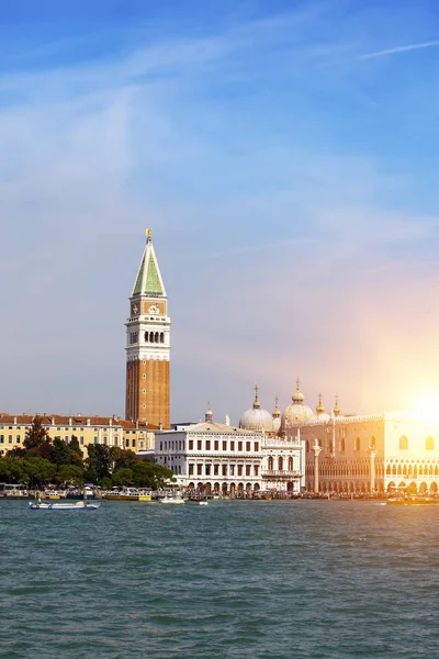 Campanile della Basilica di San Marco e Palazzo Ducale, Venezia, Italia — Foto Stock