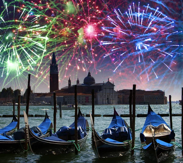 Slavnostní ohňostroje nad canal grande v Benátkách — Stock fotografie