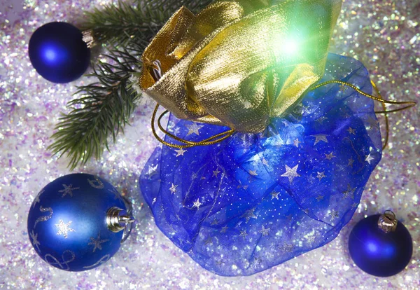 新的一年的麻袋口，礼物和一个球上雪背景 — 图库照片