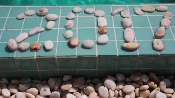 プール側に碑文 2017年の小石 — ストック動画