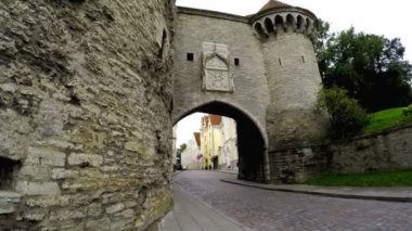 Tallinn, Estonya eski şehirde. Büyük deniz kapısı ve kule şişman Margarita